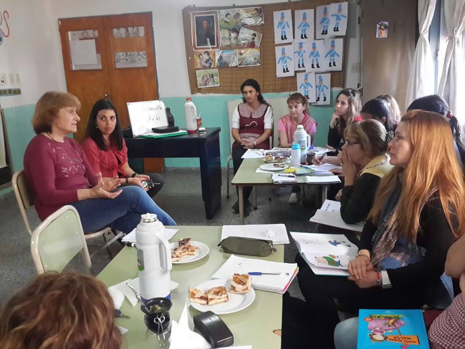 la directora de eduner, sra lothinger rodeada de mujeres que trabajan en el encuentro por la palabra... foto tomada en un aula del jardín en el que se realizó dicho encuentro