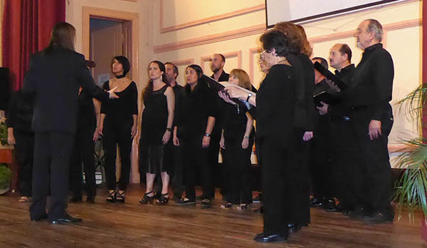 El coro durante la actuación