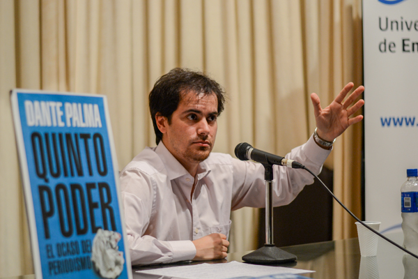 Dante Palma en la presentación del libro en C. del U. plano medio del periodista 