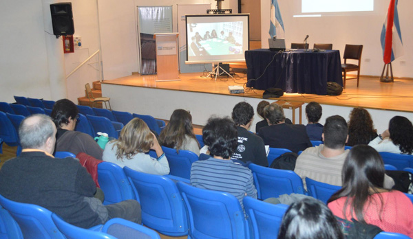 El publico participante en el salon Walsh de Ciencias de la Educación