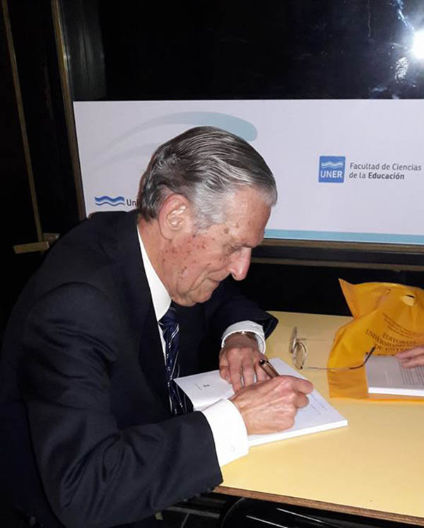 Vilar firmando ejemplares de su obra.