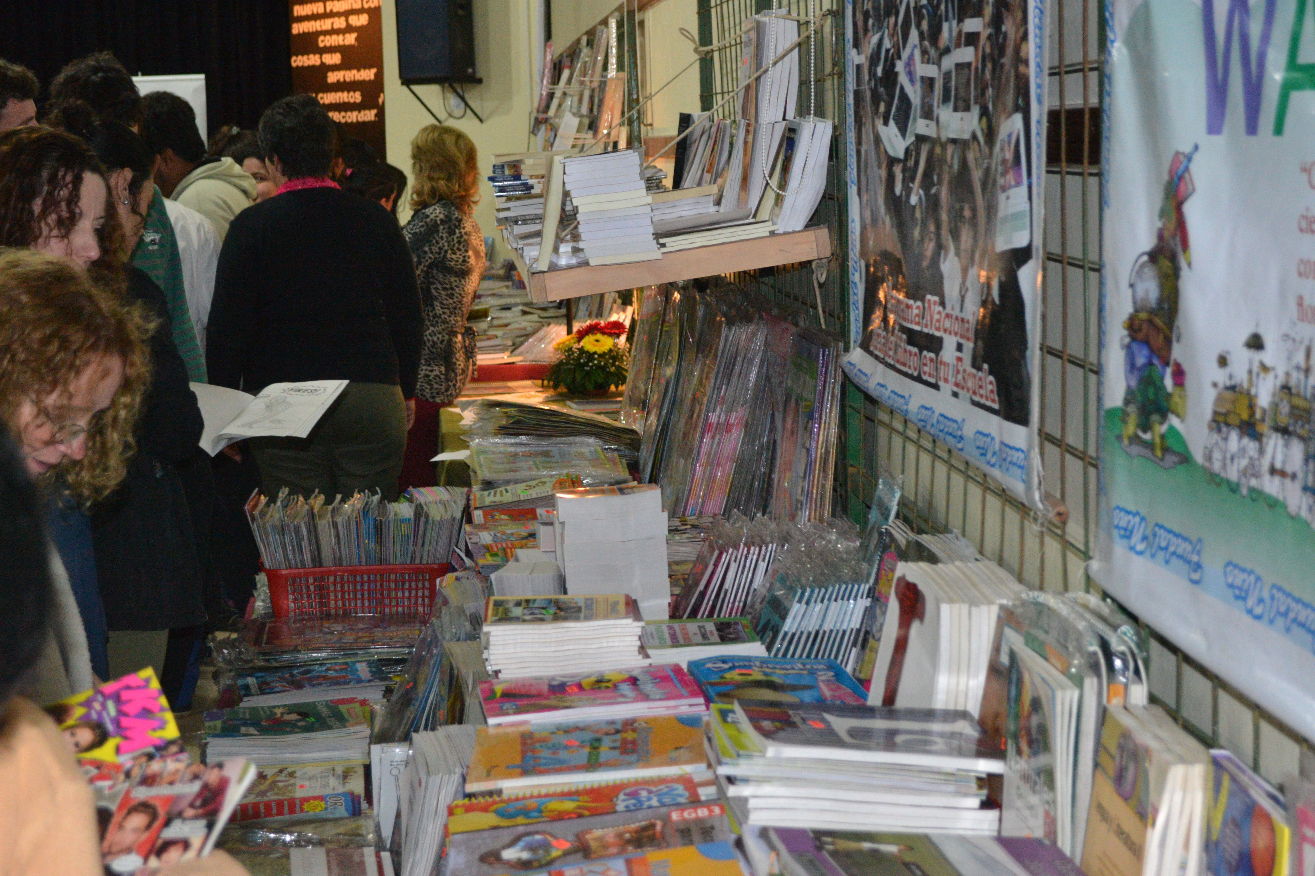 fotografía con público y libros del paseo del libro de villa elisa