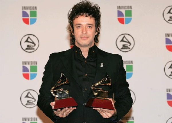 el musico gustavo cerati posando con dos premios grammy en el año 2006