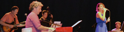 Ignacio Montoya Carlotto en el escenario con sus músicos